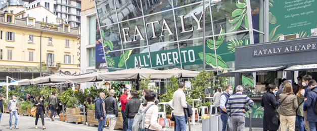 Milano, illustrazione in piazza con Eataly